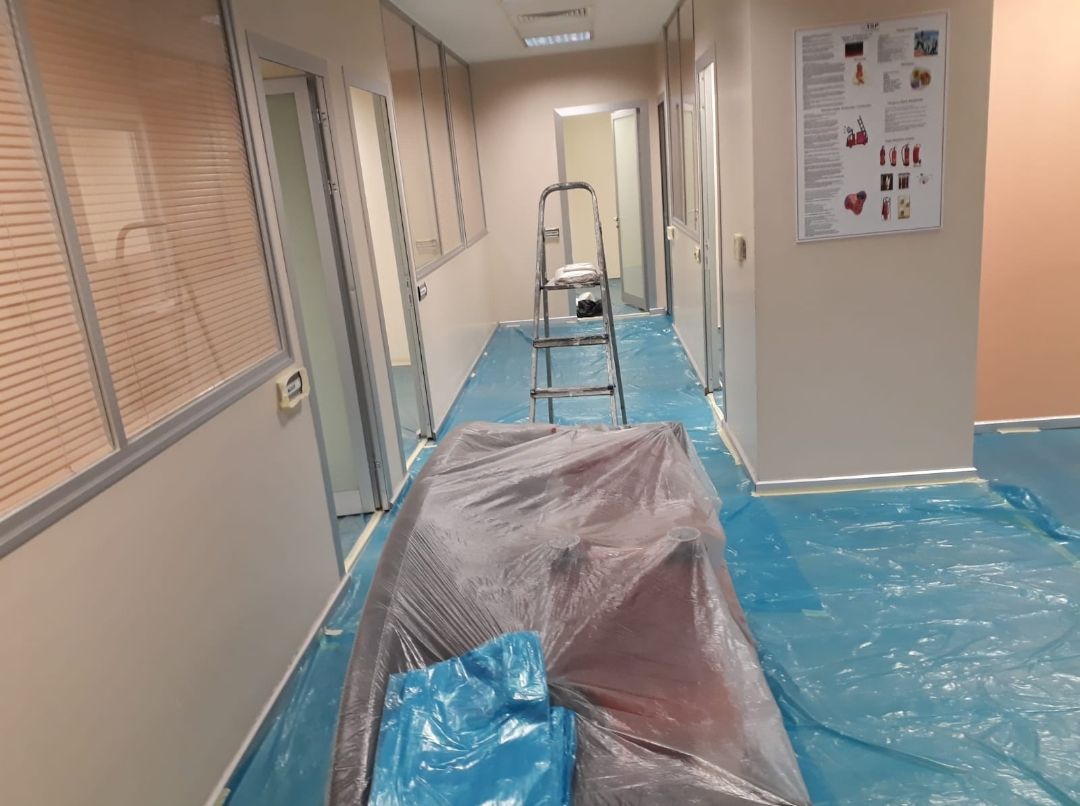 Zemini koruma örtüsüyle kaplı ofis koridoru