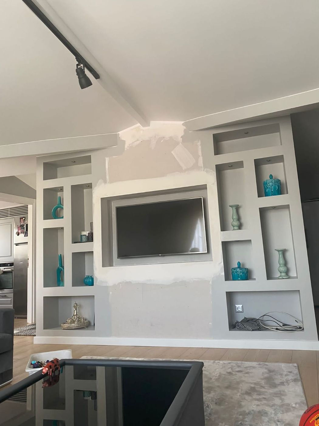 Alçı TV ünitesi, macun tamiri sürerken